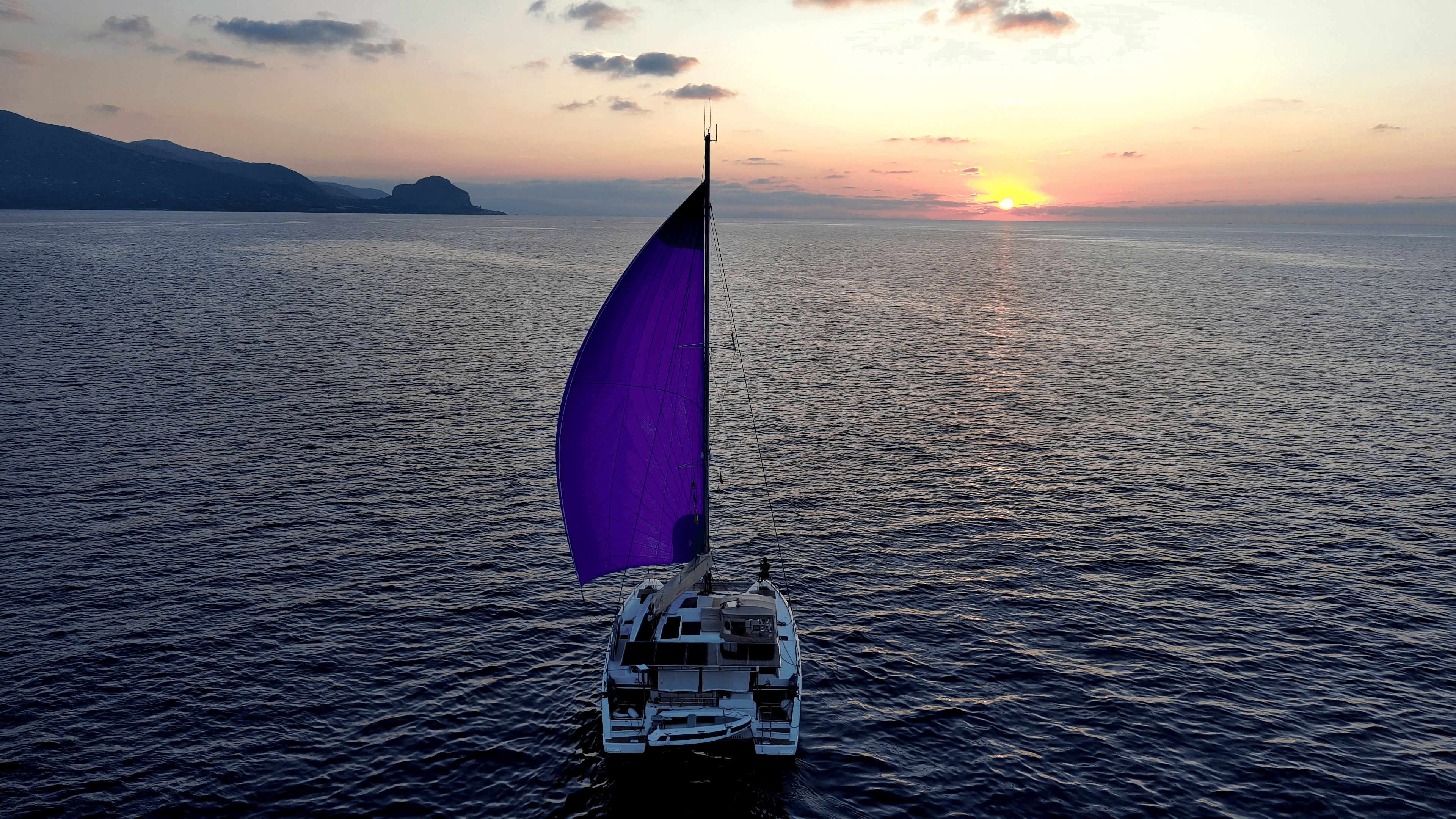 Angelina arrivant à Cefalu au coucher du soleil.
